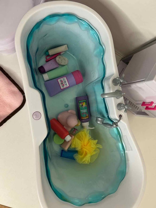 Dolls: Bathroom: Sink, Tub, Toilet, Shower and accessories